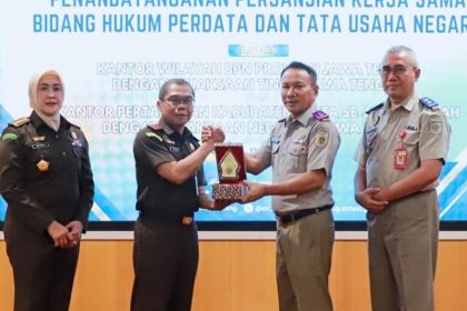 Kakanwil BPN Jawa Tengah, Lampri memberikan cenderamata kepada Kepala Kejaksaan Tinggi Jateng