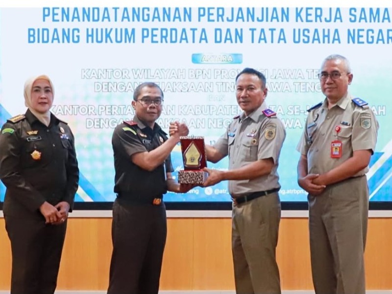 Kakanwil BPN Jawa Tengah, Lampri memberikan cenderamata kepada Kepala Kejaksaan Tinggi Jateng