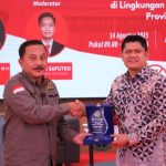 Kepala Kanwil BPN Sulteng, Muhammad Tansri, memberikan cenderamata kepada Asisten Intelijen Kejaksaan Tinggi Sulawesi Tengah, Ardi Suryanto.