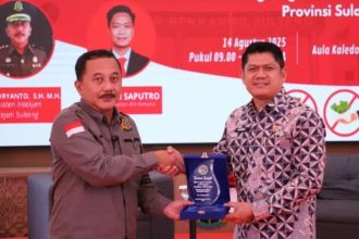Kepala Kanwil BPN Sulteng, Muhammad Tansri, memberikan cenderamata kepada Asisten Intelijen Kejaksaan Tinggi Sulawesi Tengah, Ardi Suryanto.