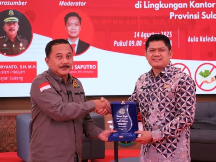 Kepala Kanwil BPN Sulteng, Muhammad Tansri, memberikan cenderamata kepada Asisten Intelijen Kejaksaan Tinggi Sulawesi Tengah, Ardi Suryanto.