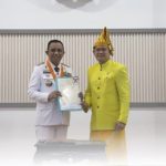 Kepala Kanwil BPN Sulteng, Muhammad Tansri memberikan sertifikat kepada Gubernur Anwar Hafid.