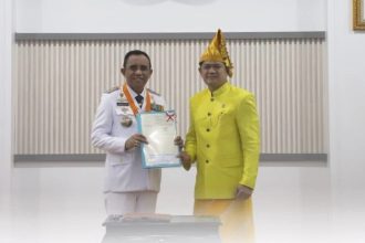 Kepala Kanwil BPN Sulteng, Muhammad Tansri memberikan sertifikat kepada Gubernur Anwar Hafid.