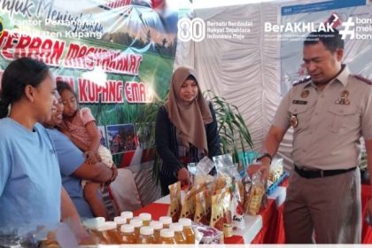 Kepala Kantor Pertanahan Kabupaten Kupang, Wawas Setiawan melihat produk pameran UMKM yang diadakan di Lapangan Kantor Bupati Kupang.