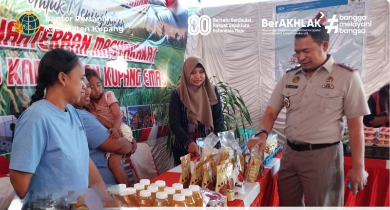 Kepala Kantor Pertanahan Kabupaten Kupang, Wawas Setiawan melihat produk pameran UMKM yang diadakan di Lapangan Kantor Bupati Kupang.