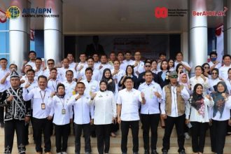 Kakanwil BPN Sulawesi Tengah, Muhammad Tansri foto bersama jajaran Kantor Pertanahan Morowali Utara.