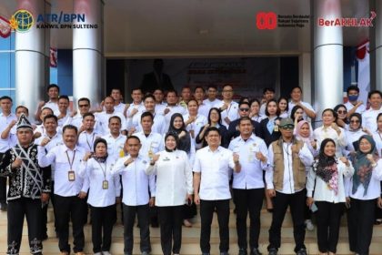 Kakanwil BPN Sulawesi Tengah, Muhammad Tansri foto bersama jajaran Kantor Pertanahan Morowali Utara.