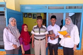 Petugas Kantor Pertanahan Kabupaten Jombang memfasilitasi sumpah untuk sertifikat hilang dengan mendatangi rumah pemohon.