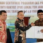 Kakanwil BPN Jawa Tengah Lampri membagikan sertifikat lahan milik petani dengan disaksikan Gubernur Jateng, Ahmad Luthfi.