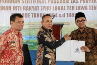 Kakanwil BPN Jawa Tengah Lampri membagikan sertifikat lahan milik petani dengan disaksikan Gubernur Jateng, Ahmad Luthfi.