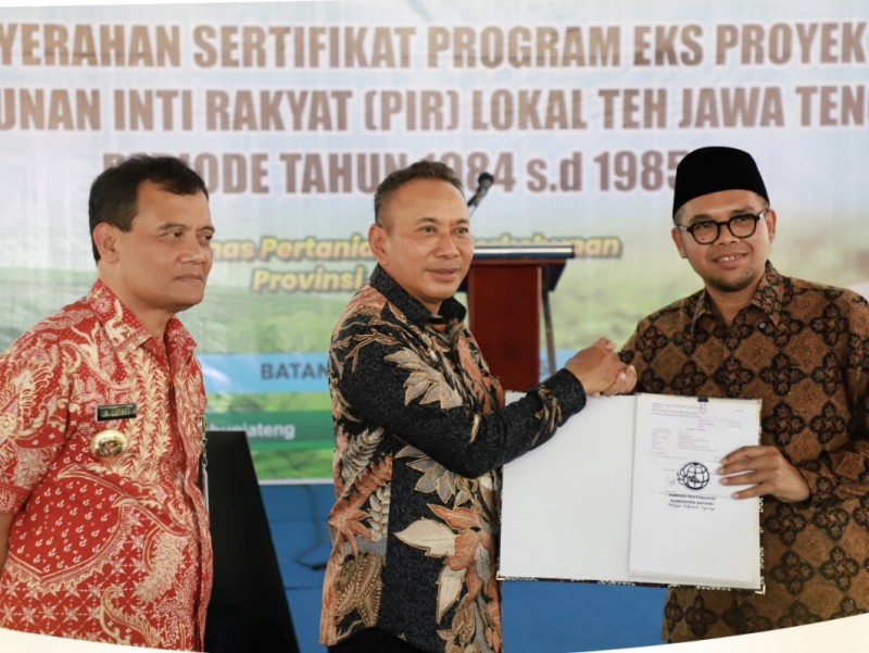 Kakanwil BPN Jawa Tengah Lampri membagikan sertifikat lahan milik petani dengan disaksikan Gubernur Jateng, Ahmad Luthfi.