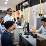 Kepala Kantor Imigrasi Surabaya, Agus Winarto meninjau layanan Paspor Merdeka di Kanimsus Juanda.