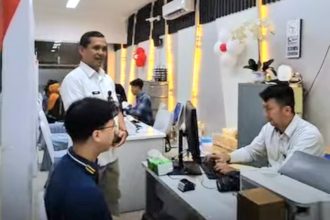 Kepala Kantor Imigrasi Surabaya, Agus Winarto meninjau layanan Paspor Merdeka di Kanimsus Juanda.
