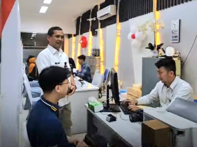 Kepala Kantor Imigrasi Surabaya, Agus Winarto meninjau layanan Paspor Merdeka di Kanimsus Juanda.