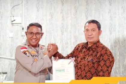 Kepala Kantor Pertanahan Kabupaten Kupang, Wawas Setiawan menyerahkan sertifikat kepada
