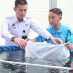 Kepala Rutan Surabaya, Tomi Elyus, menebar benih lele