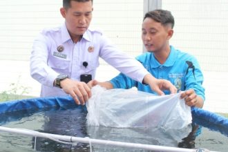 Kepala Rutan Surabaya, Tomi Elyus, menebar benih lele