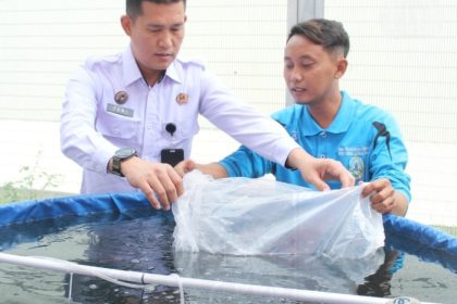 Kepala Rutan Surabaya, Tomi Elyus, menebar benih lele