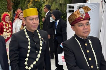Adies Kadir bersama Sufmi Dasco menghadiri acara HUT ke-80 RI di Istana Merdeka.