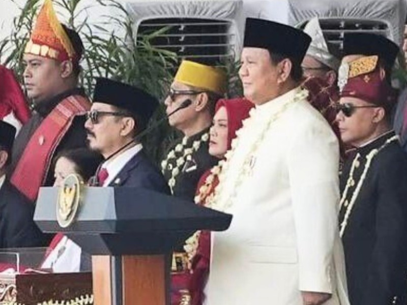 Wakil Ketua DPR Adies Kadir diantara Presiden RI Prabowo Subianto dan Wakil Ketua DPR Sufmi Dasco dalam upacara HUT ke-80 Kemerdekaan RI.
