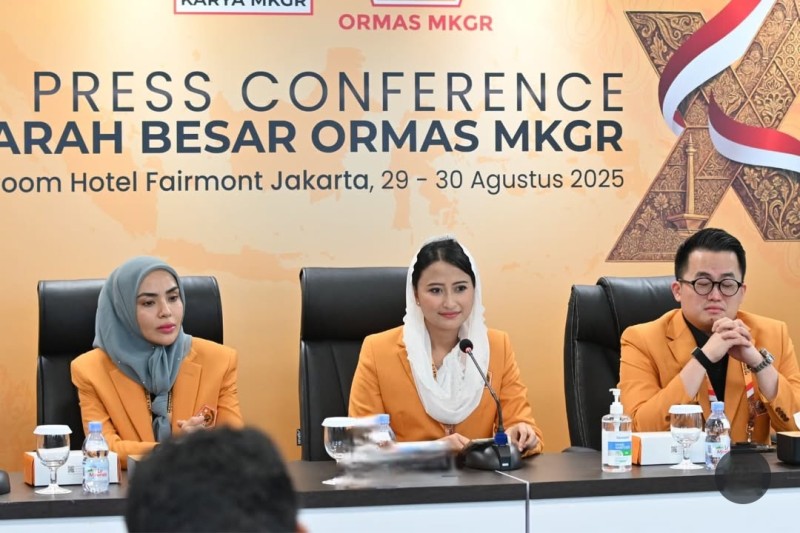 Ketua Panitia Mubes X sekaligus Bendahara Umum MKGR, Dyah Roro Esti bersama tim panitia dalam jumpa pers.