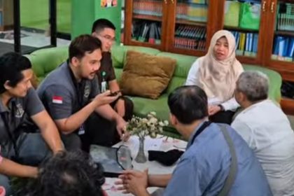 Petugas gabungan Timpora Mojokerto melakukan pemeriksaan dokumen milik orang asing.