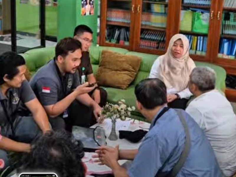 Petugas gabungan Timpora Mojokerto melakukan pemeriksaan dokumen milik orang asing.