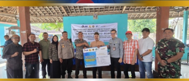 Suasana penyerahan ganti rugi sesuai dengan hasil musyawarah, penilaian appraisal independen, serta ketentuan hukum yang berlaku oleh Kepala Kantor Pertanahan Kabupaten Nganjuk, Suwono Budi Hartono.