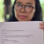 Fita Dewi Asih menunjukkan surat pengaduan kepada Badan Kehormatan (BK) DPRD Ponorogo.