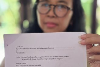 Fita Dewi Asih menunjukkan surat pengaduan kepada Badan Kehormatan (BK) DPRD Ponorogo.