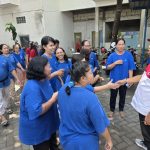 Wakil Wali Kota Surabaya, Armuji disambut para puluhan karyawan setiba di lokasi pabrik.
