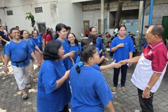 Wakil Wali Kota Surabaya, Armuji disambut para puluhan karyawan setiba di lokasi pabrik.
