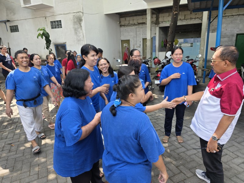 Wakil Wali Kota Surabaya, Armuji disambut para puluhan karyawan setiba di lokasi pabrik.
