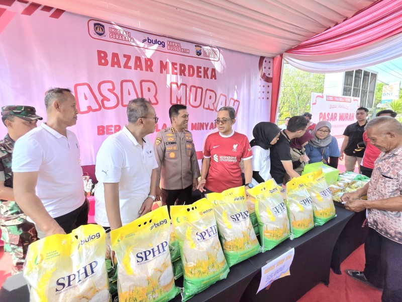 Sekjen Imigrasi dan Pemasyarakatan, Asep Kurnia berbincang dengan Kapolresta Sidoarjo, Kombespol Christian Tobing dalam kegiatan Pasar Murah di Kantor Imigrasi Surabaya.