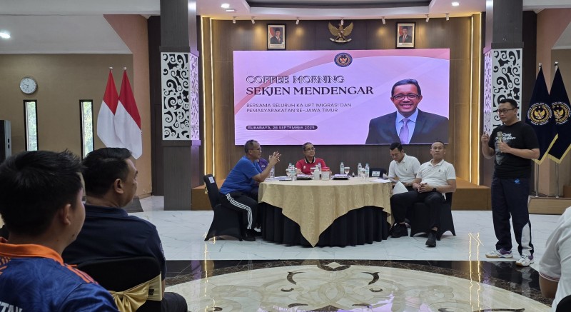 Usai kegiatan Pasar Murah, Sekjen Kementerian Imigrasi dan Pemasyarakatan, Asep Kurni menyapa jajaran UPT se-Jatim lewat kegiatan "Coffe Morning Sekjen Mendengar" di aula Imigrasi.