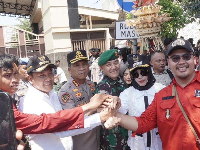 Bupati Subandi, Kapolresta Sidoarjo Kombespol Christian Tobing, Wakil Bupati Sidoarjo Mimik Idayana, dan Dandim 0816 Sidoarjo Letkol Inf Dedyk Wahyu Widodo menyambut para pendemo di depan Mapolresta Sidoarjo.