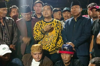 Muhammad Sholeh, inisiator demonstrasi 3 September "Rakyat Jatim Menggugat" memberikan keterangan kepada wartawan malam ini.
