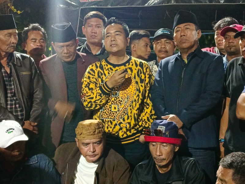 Muhammad Sholeh, inisiator demonstrasi 3 September "Rakyat Jatim Menggugat" memberikan keterangan kepada wartawan malam ini.