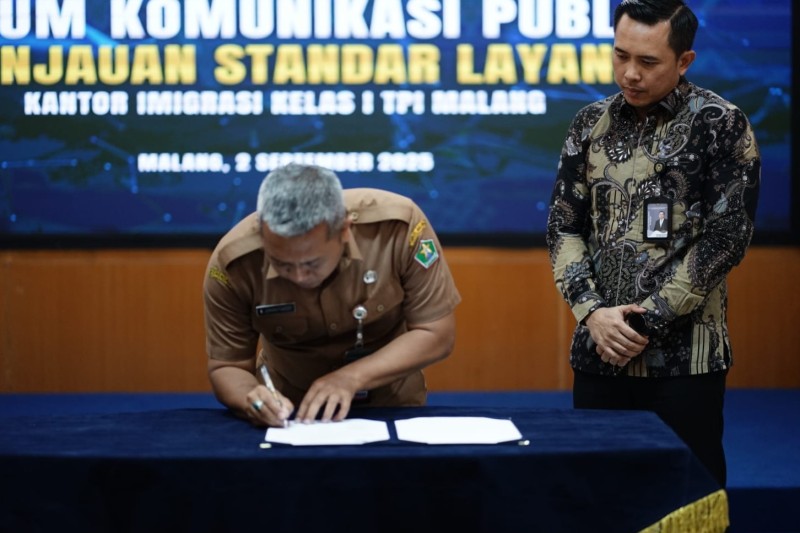 Kepala Kantor Imigrasi Malang Anggoro Widjanarko menyaksikan penandatanganan kerjasama.