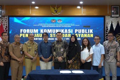 Para pemangku kepentingan, mulai dari pemerintah daerah, akademisi, tokoh masyarakat, pelaku usaha, hingga insan pers berfoto bersama.
