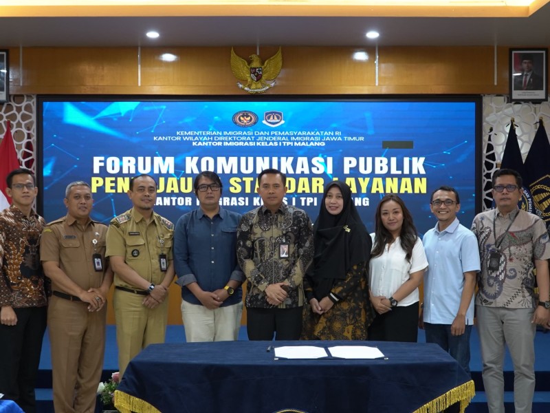 Para pemangku kepentingan, mulai dari pemerintah daerah, akademisi, tokoh masyarakat, pelaku usaha, hingga insan pers berfoto bersama.