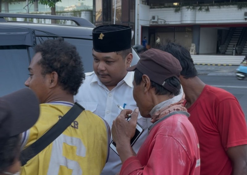Kader PDI Perjuangan Surabaya, Achmad Hidayat membagikan sembako kepada masyarakat.