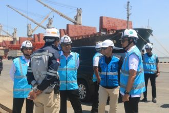 Petugas Imigrasi Tanjung dipimpin Kepala Kantor Imigrasi Tanjung Perak, I Gusti Bagus M Ibrahiem meninjau lokasi KEK di Gresik.