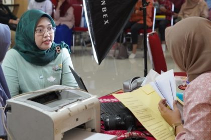 Petugas imigrasi melayani pemohon eazy passport di lingkungan