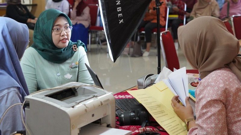 Petugas imigrasi melayani pemohon eazy passport di lingkungan