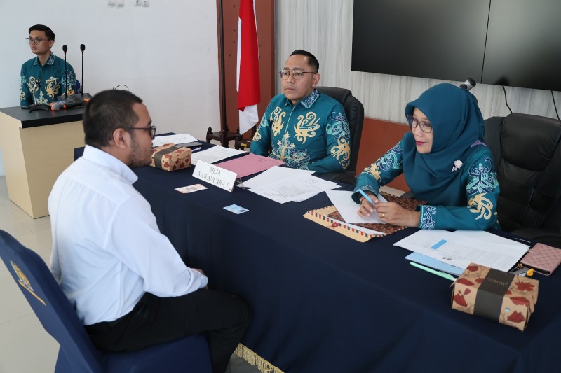 Petugas melakukan seleksi untuk tiga formasi tenaga Pramubakti.