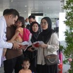 Petugas memeriksa penumpang yang sedang menggunakan penerbangan jurusan baru Semarang-Kuala Lumpur, Malaysia di Bandara Ahmad Yani.