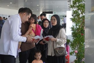 Petugas memeriksa penumpang yang sedang menggunakan penerbangan jurusan baru Semarang-Kuala Lumpur, Malaysia di Bandara Ahmad Yani.