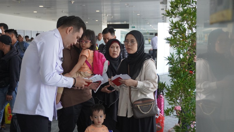 Petugas memeriksa penumpang yang sedang menggunakan penerbangan jurusan baru Semarang-Kuala Lumpur, Malaysia di Bandara Ahmad Yani.