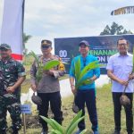 Kepala Kantor Imigrasi Tanjung Perak, I Gusti Bagus M Ibrahiem (kanan) bersama stakeholder menanam pohon kelapa.